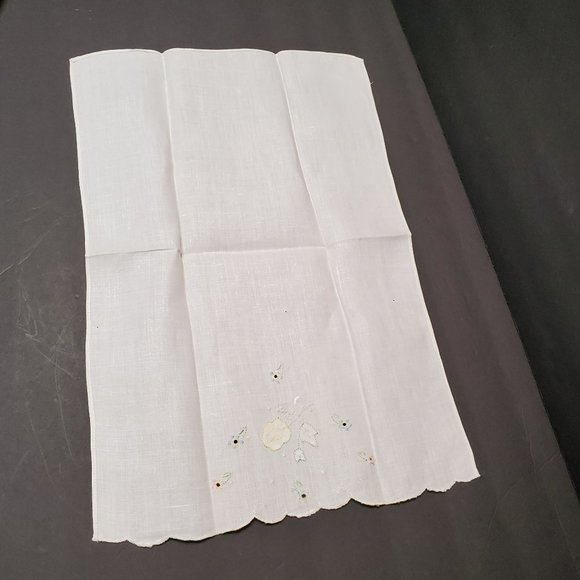 Vintage Embroidered Guest Towel, Fingertip, Embroidery, Applique ,Floral, Linens - Picture 7 of 7